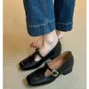 Sapatos femininos de couro com salto grosso, novo modelo outono 2026, bico quadrado, sapatos de salto único com aumento interno de altura, sapatos femininos Mary Jane com tira de fivela e corte baixo