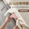 Ferramenta de levantamento e nivelamento de colchão para arrumar a cama, um dispositivo doméstico que facilita colocar e prender lençóis, e preenche vãos entre o colchão e a estrutura da cama