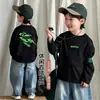 Camiseta de manga larga 100% algodón para niños, cuello redondo, corte holgado, camiseta básica elegante, estilo nuevo, versátil para primavera y otoño, camiseta de cuello redondo