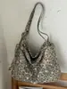 Bolsa feminina de estilo casual, novo modelo outono 2026, bolsa de ombro com estampa de leopardo de nicho e super popular, bolsa tote de grande capacidade para o dia a dia