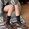 El Nuevo Estilo de Otoño con Zapatillas Pequeñas es Muy Atmosférico. Los calcetines para mujer son tan finos y sencillos que se ven bien.