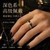 Anel de Aço Titânio para Mulheres Europeu e Americano Nicho High-End High-End Luxo Leve Joias de Aço Inoxidável Galvanizadas para Mulheres Joias de Mão Atacado