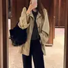 Gabardina casual, de corte holgado y longitud media para mujer, con bolsillos grandes, diseño de hombros relajados y un estilo minimalista de inspiración coreana que crea un efecto adelgazante, adecuada para primavera y otoño