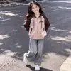 Elegante conjunto de dos piezas para niñas inspirado en el streetwear americano, que incluye una chaqueta con capucha y cremallera de bloques de color y pantalones vaqueros, perfecto para primavera y otoño.