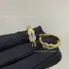 Pendientes de Aro de Herradura con Medio Diamante Fred V Gold, Estilo Versátil de Celebridad de Lujo Ligero, Pendientes Exquisitos con Hebilla de Figura 8 para Mujer