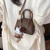 Bolsa Pequena Quadrada Retro Nova Bolsa de Mão Mini Versátil de Luxo Leve 2026 Bolsa Transversal Popular para o Dia a Dia Bolsa de Ombro Feminina