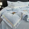 Veludo de leite, design em relevo tridimensional, tecido de alta densidade, nova coleção outono/inverno 2026, estilo de luxo leve e sofisticado, conjunto de lençol e capa de edredom para o quarto principal