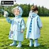 Impermeable infantil para niños y niñas, estudiantes de preescolar y primaria, diseñado para uso escolar, protección de cuerpo completo contra lluvia intensa, con compartimento para mochila, y con diseño de dibujos animados