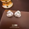 Elegantes y sofisticados pendientes de botón triangulares con microincrustaciones de perlas, diseño exquisito y estiloso, pendientes de lujo ligero y sensación de alta gama