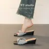 Zapatillas cómodas de tacón bajo 2026 estilo nuevo para usar al aire libre puntera abierta moda nicho moda tejidas slip-on sandalias de cuña para mujer