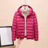 Chaqueta de plumas para mujer estilo europeo 2026 Nuevo estilo corto Ligera Engrosada Cálida Ajustada Estilo coreano Pluma de pato blanco Abrigo de moda