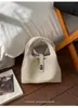 Bolso sencillo con estampado de lichi para mujer, nuevo bolso tipo cubo versátil de cuero suave para el invierno 2025 con un toque de alta gama, bolso cruzado
