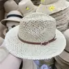 Chapéu de Palha Retrô Estilo Old Money com Recortes e Topo Plano para Mulheres, Novo Modelo de Verão para Passeios e Férias, Chapéu de Proteção Solar e Sombra, Chapéu de Palha Trançada