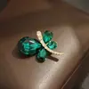 Broche Borboleta de Cristal Pequeno Verde e Amarelo Estilo Sol Nuvem Acessório Simples Versátil de Alfinete de Lapela de Inseto