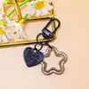 Estrella Transparente Hueca de Cinco Puntas de Acrílico Placa de Palabra con Forma de Corazón de Aleación Pintada al Horno Llavero Colgante Decorativo para Estudiantes Adorno