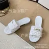 Pantuflas de Metal con Letras Xiaoxiang para Mujer Verano 2024 Nuevo Estilo Zapatos Planos para Mujer con Costuras Sandalias de Punta Abierta para Exterior