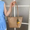 Bolsa de Mão Feminina de Ombro Único Tecida Coreana Verão 2026 Mãe e Filha, Nova Bolsa Saco Versátil com Pingente para o Dia a Dia