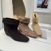 Botines cuadrados de tacón interior negro estilo europeo y americano para mujer, colección otoño 2026, botines cortos de moda con diseño vuelto, versátiles y adelgazantes