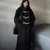 Casaco de Lã Feminino de Comprimento Médio com Fivela de Chifre 2026 Novo Estilo de Inverno para Figuras Baixas Elegante Forro de Penas Outerwear de Lã