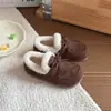 Zapatos peludos suaves de suela antideslizante acolchados de moda de invierno 2026 para niños y niñas, zapatos de algodón duraderos y versátiles estilo Birkenstock