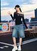Camiseta Assimétrica com Ombro à Mostra Estampa de Letras Manga Longa 2026 Nova Coleção Primavera/Verão Estilo Gótico Escuro Slim Fit Casual