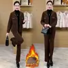 Nuevos conjuntos de moda otoño e invierno para mamás, talla grande de mezcla de pana con forro polar, engrosados para abrigar, atuendo casual de dos piezas