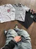Camiseta casual de rua estilo retrô americano Y2K com gola redonda e gola alta, corte justo, estampa de bandeira nacional e botões para homens e mulheres