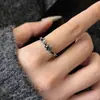 Nuevo anillo floral retro con diseño de rama de vid y flor envejecida, con un estilo único y discreto, lleno de detalles florales, y apertura ajustable