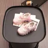 Zapatos deportivos para niños, populares zapatos de papá para primavera y otoño, zapatos versátiles de colores combinados luminosos, suelas transparentes cómodas de gelatina, unisex