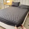 Sábana Bajera Ajustable Impermeable de TPU Acolchada Transfronteriza Hecha a Medida Patrón de Diamantes Amigable con la Piel Cubierta de Cama Acolchada Cepillada Cubierta de Colchón Sábana Bajera Acolchada