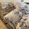 Juego de ropa de cama de cuatro piezas de terciopelo de leche de invierno con diseño de pompón, que incluye una funda de edredón gruesa de forro polar de coral bordada y una sábana bajera.