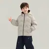 Chamarra de plumas para niños, estilo nuevo, 90% pluma de pato blanco, moderna para niños y niñas, adecuada para estudiantes de secundaria, ropa de invierno, con colores contrastantes y estampados, diseño con capucha