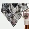 Pañuelo cuadrado de terciopelo de doble cara, dos tonos, estampado de leopardo, de alta gama, vintage de los 90, chal cálido para mujer, pañuelo de cuello de lujo ligero