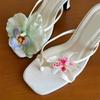 Sandálias de Salto Alto Abertas com Decoração Floral de Nicho Tailandês para Mulheres Verão 2026 Chinelos de Praia Assimétricos para Uso Externo Modernos
