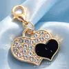 Varios colgantes de aleación en forma de corazón negros y dorados, llaveros giratorios de pinza de langosta dorada, dijes para bolsos y accesorios de joyería - al por mayor