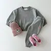 Conjunto deportivo versátil de estilo coreano para primavera y otoño, ropa nueva para niños, sudadera y pantalón de chándal casual con estampado de letras y corazón, cómodo