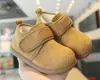 Botas de nieve engrosadas para niños, nuevo estilo de invierno 2026, suela suave y duraderas, botas de algodón para niños, diseño versátil y simple, zapatos de algodón para niñas