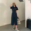 Saia com Suspensório Jeans Azul Escuro, Roupa Feminina de Verão, Design que Marca a Cintura e Emagrece, Saia Jeans com Fenda, Vestido para Baixinhas