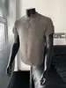 Camiseta de estilo Old Money Ligera con Media Cremallera para Hombre, Verano con Textura de Raya Vertical de Manga Corta, Diseño Fresco y Sofisticado de Manga Corta