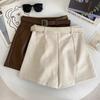 Shorts de Couro PU para Mulheres 2026 Outono e Inverno Novo Design Retro Versátil Cintura Alta Emagrecedor Shorts Boot com Cinto