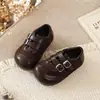 Zapatos de cuero para niñas estilo retro británico con velcro, nueva colección primavera/otoño 2026, suela suave, modernos, con patrones tallados y estampado de leopardo, zapatos de vestir versátiles