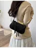 Bolso Cuadrado Pequeño de Hombro Único Estilo Coreano para Mujer 2026 Otoño Nuevo Remache Moderno Genial Bolso de Motocicleta para Mujer Bolso Cruzado para el Trabajo