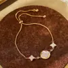 Pulsera de Trébol de Cuatro Hojas de Nácar para Mujer, Exquisita, Lujo Ligero, Gama Alta, Moderna, Diseño de Nicho, Elegante, Versátil, Joyería de Mano Elegante