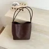 Bolsa de balde com novo padrão trançado 2026 para mãe e filha, bolsa de ombro estilosa e casual de nicho estilo coreano para mulheres
