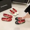 Zapatos Mary Jane redondos con pliegues de ballet y remaches, nuevo estilo verano 2026, zapatos de una sola pieza poco profundos con correa de lazo para mujer