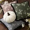 Nuevos cojines decorativos estilo 2026 para sala de estar, con un diseño retro de mariposa con patrón oscuro, en una paleta de colores Maillard, venta al por mayor de fundas de almohada estilo vintage