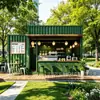 Cafetería modular de un solo nivel con iluminación cálida y sombrilla, cabina prefabricada para calles comerciales en parques