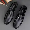 Zapatos casuales de cuero genuino de alta gama con suelas suaves y cuero suave, originarios de marcas italianas, ahora disponibles a un precio de ganga debido a liquidación de exportación