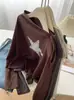 Camiseta de manga larga off-shoulder con estampado de estrella de cinco puntas tachonada para mujer, top de moda coreana de moda para otoño 2026