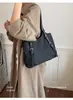 Elegante y casual bolso tote para el día a día, nuevo bolso estilo Hong Kong 2025 con estampado de leopardo, bolso de hombro de nicho para llevar debajo del brazo